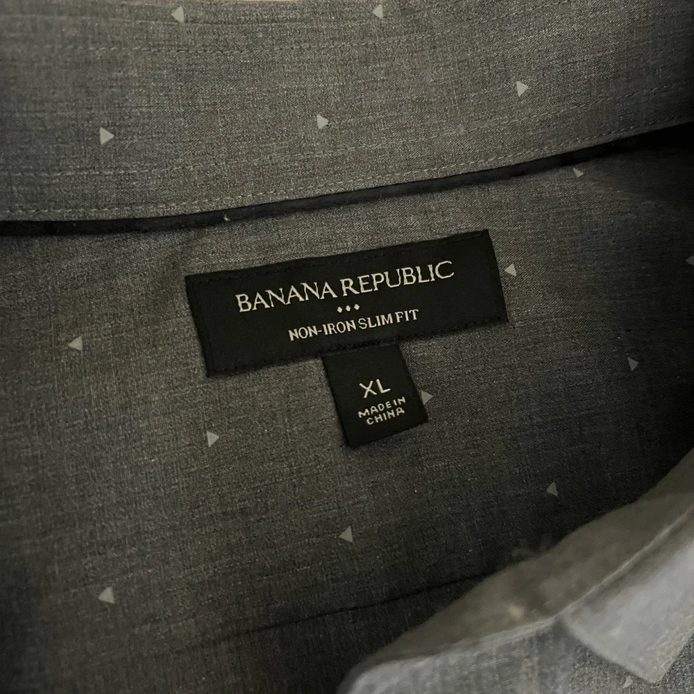 Banana Republic Men's gray button down Shirt. XL